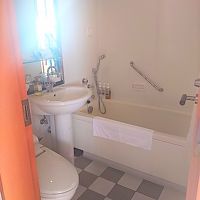 バスタブは足を十分にのばせる広さです