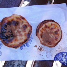 エッグタルト、シナモンと粉砂糖をかけて食べます