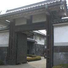 平川門の入口は高麗門と呼ばれています。奥に見えるのが渡櫓です