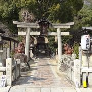 備前焼がいっぱいの神社