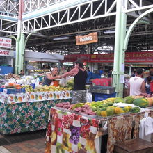 1階は食料品、2階はお土産物等、マルシェは活気がありました。