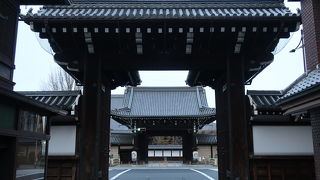 門の下を車が通り抜け