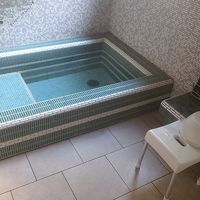 客室半露天風呂、もちろん温泉です