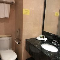 バスルームには、化粧コーナーがあって広い。