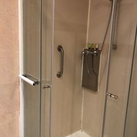 バスタブ無し。シャワーブースは、狭い。