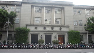 印象に残ったのは建物の前にバイクがずらりと並んでいたことです