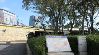 大阪城の雰囲気と調和するよう、石垣を模した壁がありました。