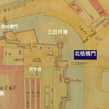 江戸時代絵図によると、北桔門は、枡形の複郭式の櫓のようでした