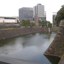 北桔橋の東側に位置する平川濠です。右側の石垣の強度は高いです