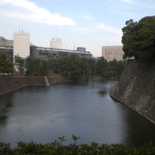 北桔橋から平川濠を見ている写真です。平川濠は、大きな濠です。
