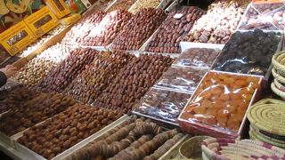 古都メクネスの中心にある広場で、周りには肉・青果などの生鮮品、食料品店、雑貨店などいろいろなお店があり、地元の人々の活気ある生活が感じられました。