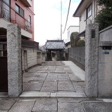 奥に山門が見えます。