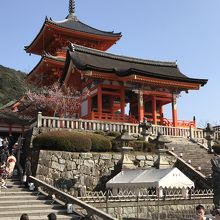 神社の拝殿のような色鮮やかな門