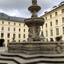 プラハ城第2の中庭に井戸と一緒に並んでいます。