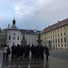 プラハ城第2の中庭の中心に井戸と並んであります。