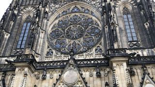 プラハ城第3の中庭にあって尖塔がとても高いのでプラハ市のどこからでも見えるステンドグラスが美しい大聖堂