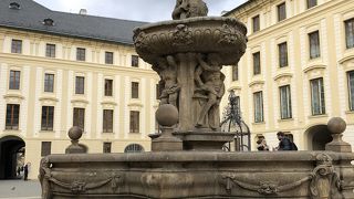 プラハ城第2の中庭にある噴水