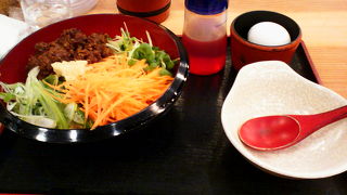 「八丁味噌まぜめん」などご当地メニューもある人気うどん店