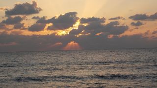 水平線に沈んでいく夕陽が素晴らしい海岸