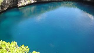 表面が様々な青色を描き出しています