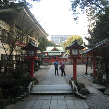ビルの谷間の神社！