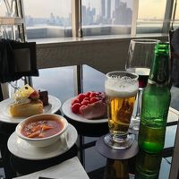 シェラトンクラブでの一コマです。後ろに栓抜きビル等金融ビル群