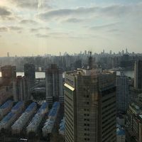 隣にフォーポイント。写真右小さく角二つがロイヤルメリディアン