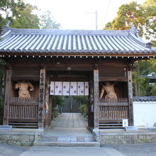 観音寺と共通の仁王門