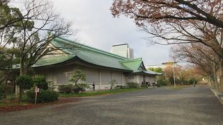 大きなカバンを抱えた高校生くらいの若者が入口の前に多数集まっていました。