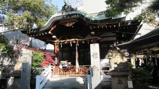 猫の額ほどの面積しかないお社ですが、厳粛な雰囲気が感じられ心地よかったです。