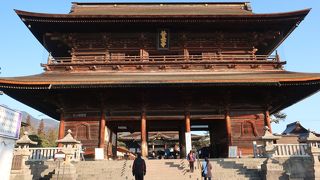 山門の上に上がってみました。