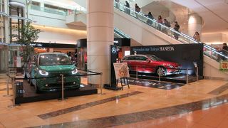 メタリックなミントや赤など、インパクトのある色合いの車