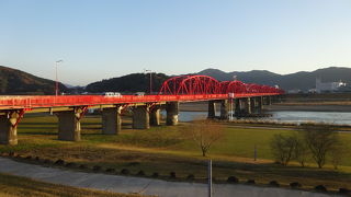 赤い鉄橋が映えます