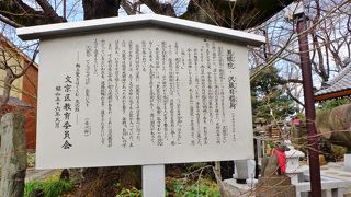 かつては昼でも暗い洞窟のような場所に祠があった