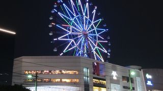 夜のアミュランは星のような電飾がとてもきれいです。