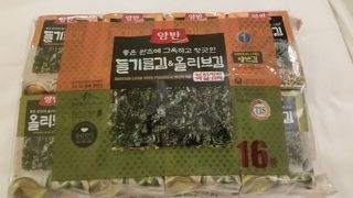 新鮮な野菜や魚を売ってます