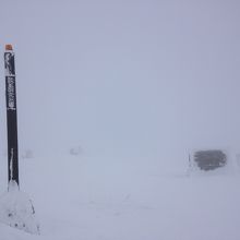 でっかい地蔵が雪に埋もれてます。