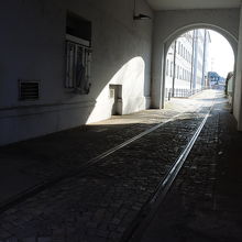 野外展示場は本館に入場後、道路を渡って入ります。