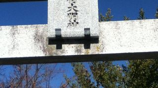 舞鶴城公園の南東横にある