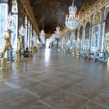 鏡の間を歩いて振返ったとき