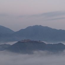 第一展望台から見る雲海に浮かぶ竹田城跡。