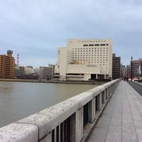 萬代橋のたもとに立つホテル