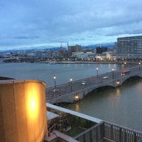 夕暮れの萬代橋と信濃川