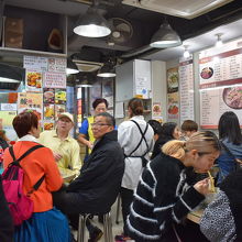 広くない店内はごちゃごちゃ。香港らしい。