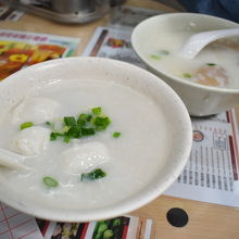 魚ボール粥とレバー粥。味が薄い。