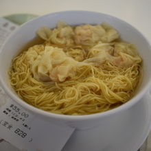 ワンタン麺にHKD55は高いなぁ。