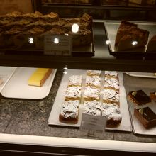 生洋菓子などはショーケースに入っています