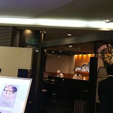 カウンターやテーブル席もあります