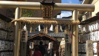 小さな神社ですが沢山の参拝客が訪れます。