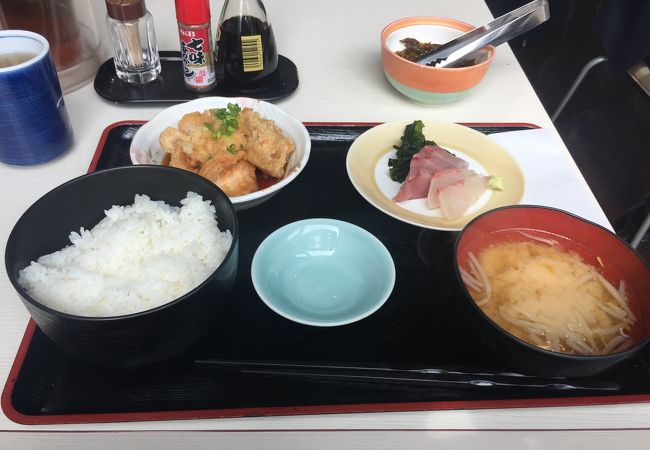 ぶり刺身と地鶏天ぷらの盛合せランチ！